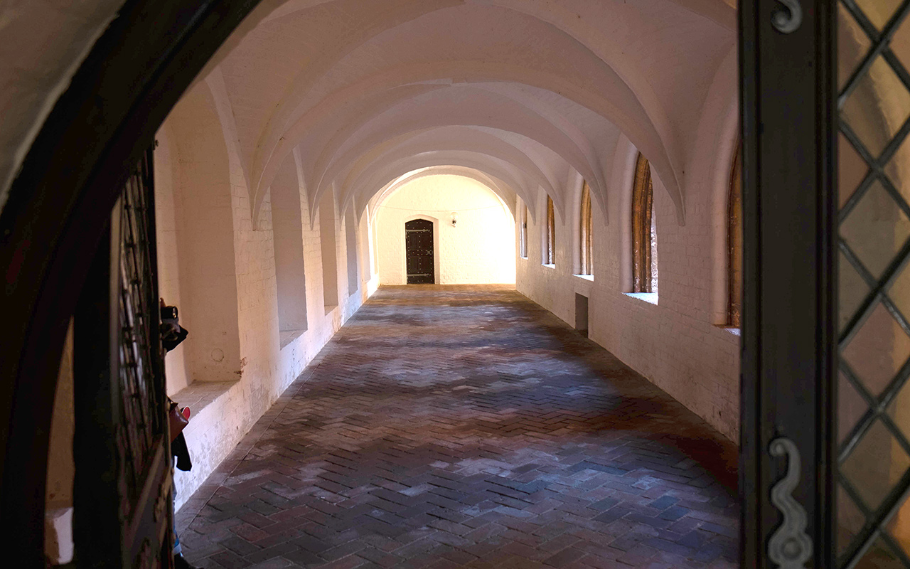Ribe Kloster - klostergården - buegang