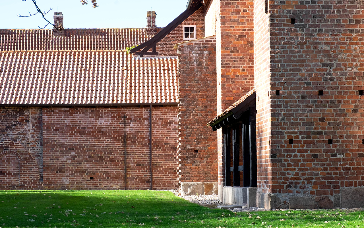 Ribe Kloster - bag muren til venstre ligger klostergården
